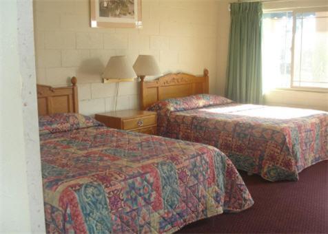 Village Inn Tulare Room photo