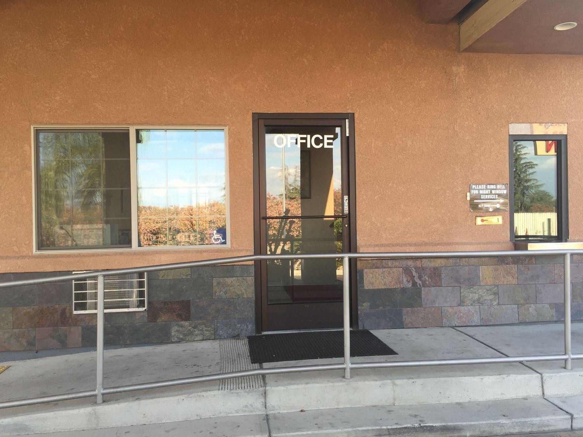 Village Inn Tulare Exterior photo